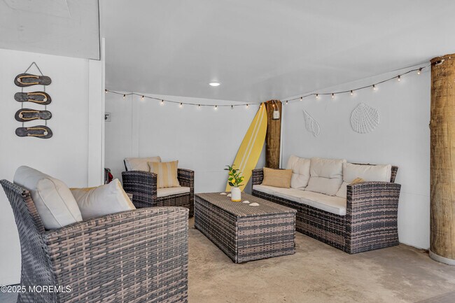 Photo - 101 W Cove Way