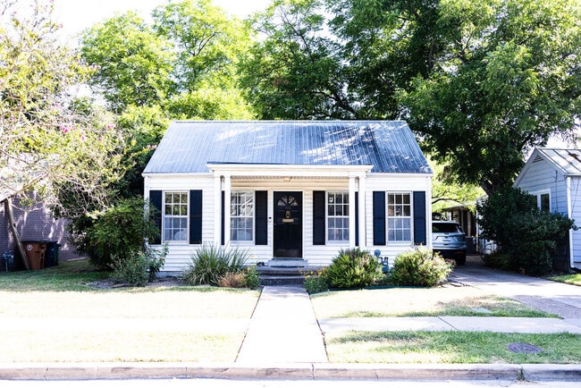 Building Photo - 915 E 38th St Rental