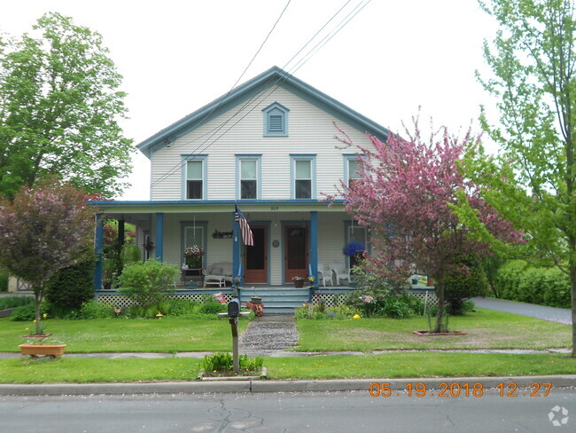 Building Photo - 305 Main St Unit R Rental