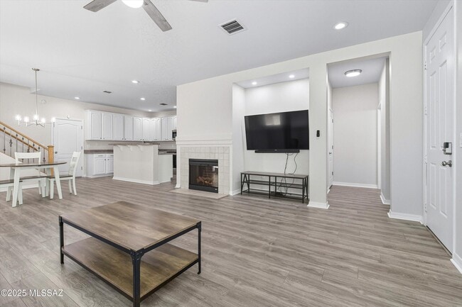2732 N Neruda Ln