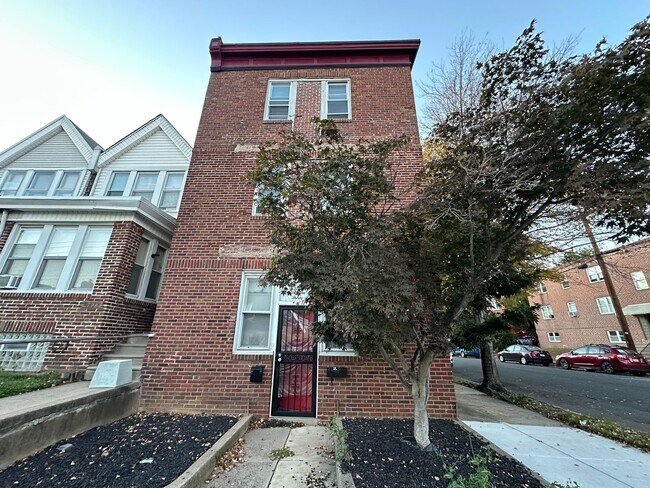 Building Photo - 1828 W Eleanor St