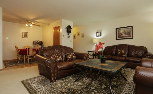 Photo - Colonial Manor Apartments