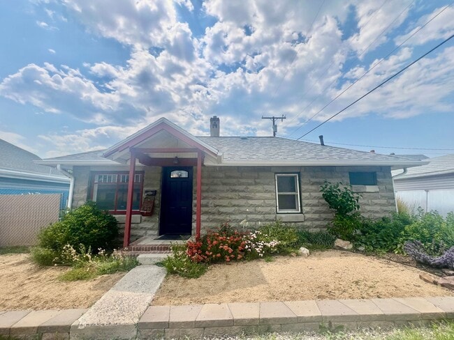 Building Photo - Pet Friendly 2 Bed 1 Bath House With Fence...