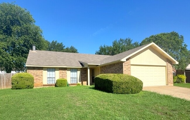 Building Photo - Established 3 bedroom 2 bath retreat, offering space, comfort, and easy Fort Worth living