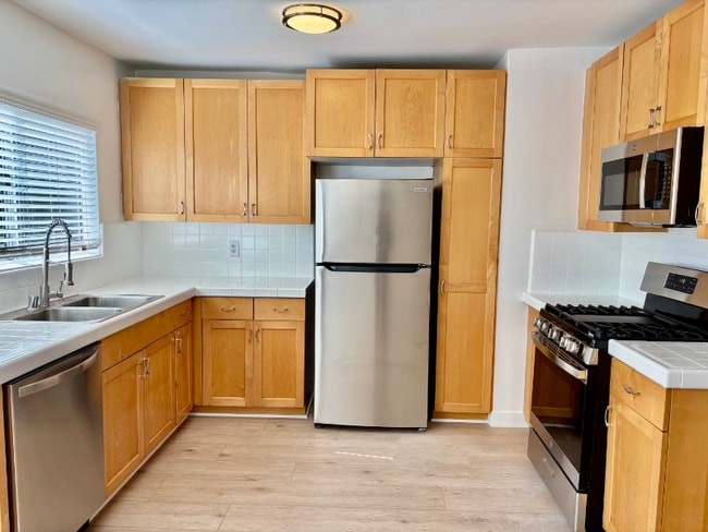 Building Photo - 808-812 Westmount Dr Rental