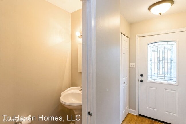 Photo - 2 br, 1.5 bath House - 525 W Washington Av...