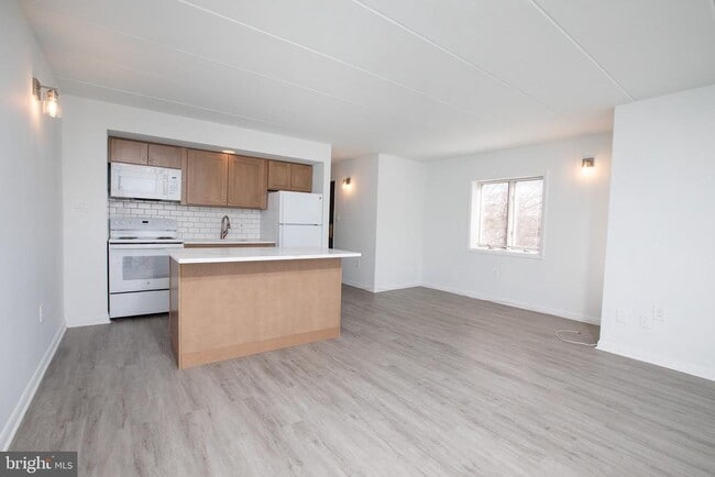 Building Photo - 25 W Bridge St Rental
