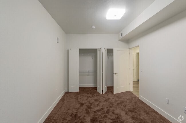 2BR, 1BA - 840SF