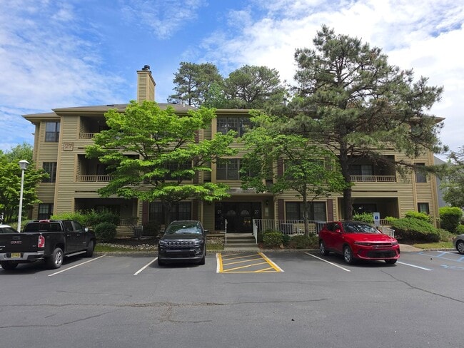 Building Photo - Rare opportunity! Furnished 2nd fl condominium boasting 2 large bedrooms, 2 full bathrooms, forma...