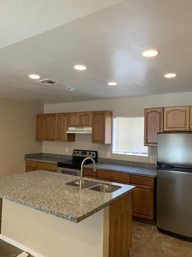 Photo - 308 E Blacklidge Dr Unit 1