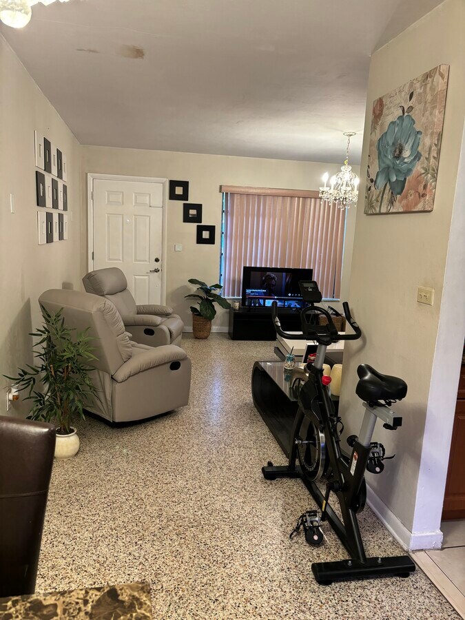 Living room - 10475 SW 46th St