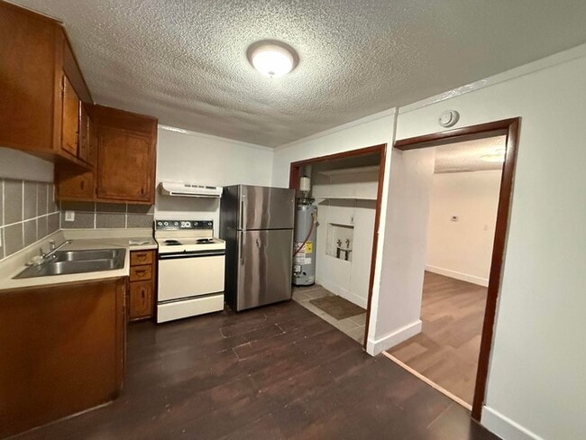 Building Photo - 1233 Elm Ave Unit a