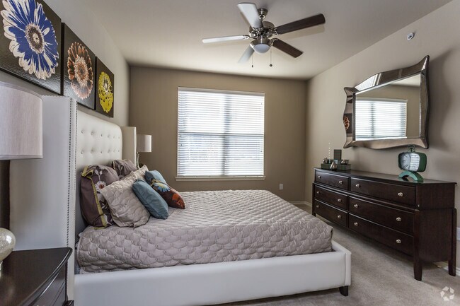 1BR, 1BA - 825 SF