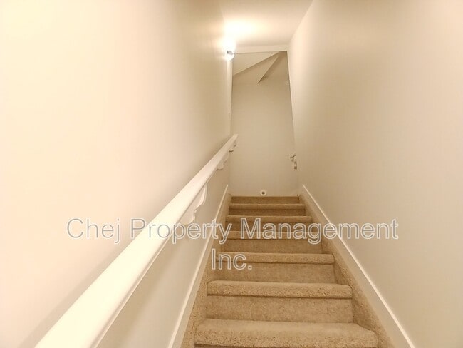 Building Photo - 3475 Kulay Green SW Unit Lower