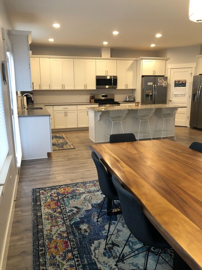 Photo - 5 Bedroom, 5.5 Bathroom Home in Hood River.