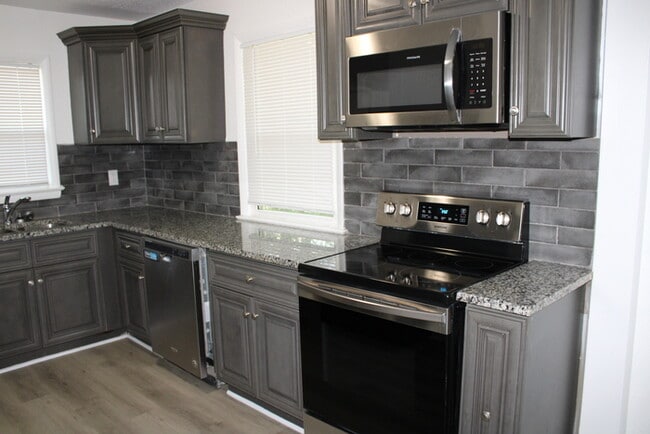 Building Photo - 4 Bed 1 bath off 635 and State Avenue Rental