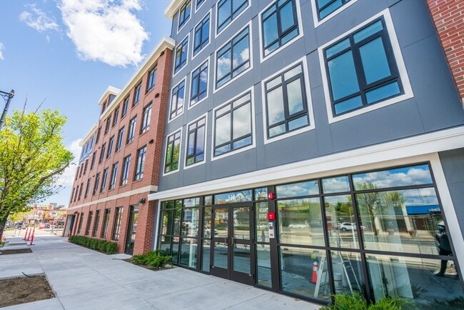 Building Photo - 917 Bennington St Unit PH506 Rental
