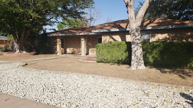 Building Photo - 801 Pearson Dr