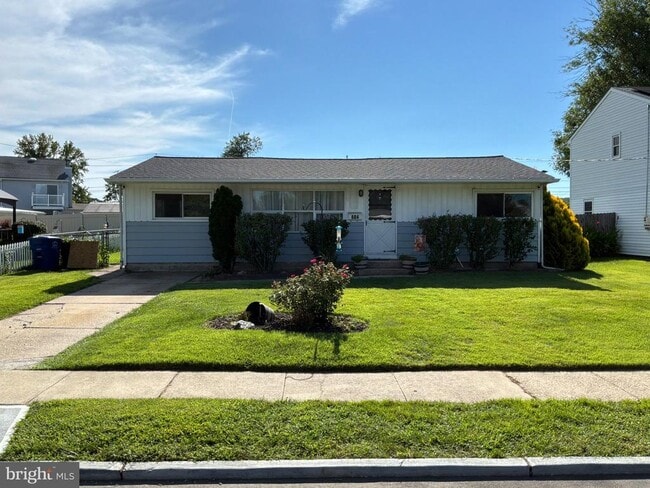 Building Photo - 604 N Coles Ave
