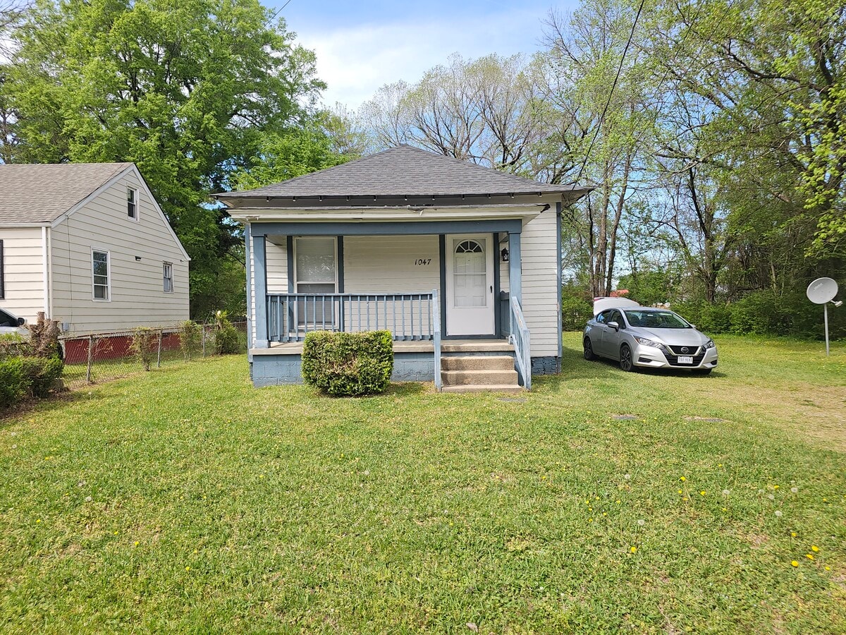 Photo - 1047 Sussex St