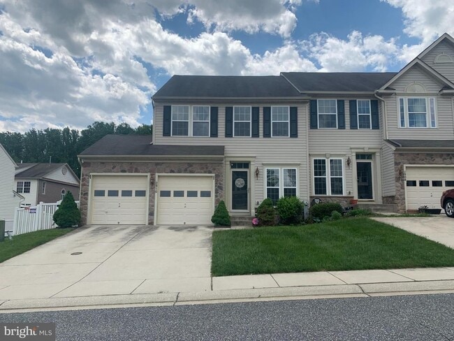 Building Photo - Beautiful 3bd 3.5bth end of group garage t... Rental