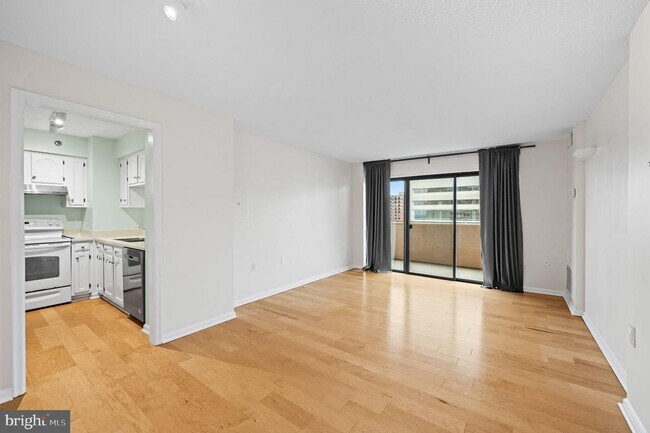 Photo - 1301 N Courthouse Rd Unit 1505