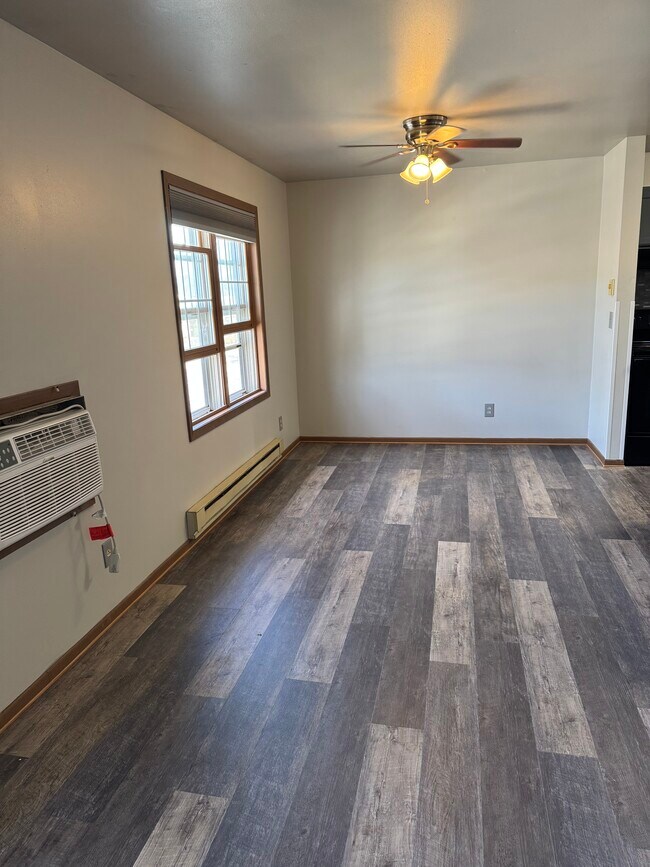 Dining area - 930 Iowa Ave Unit 11