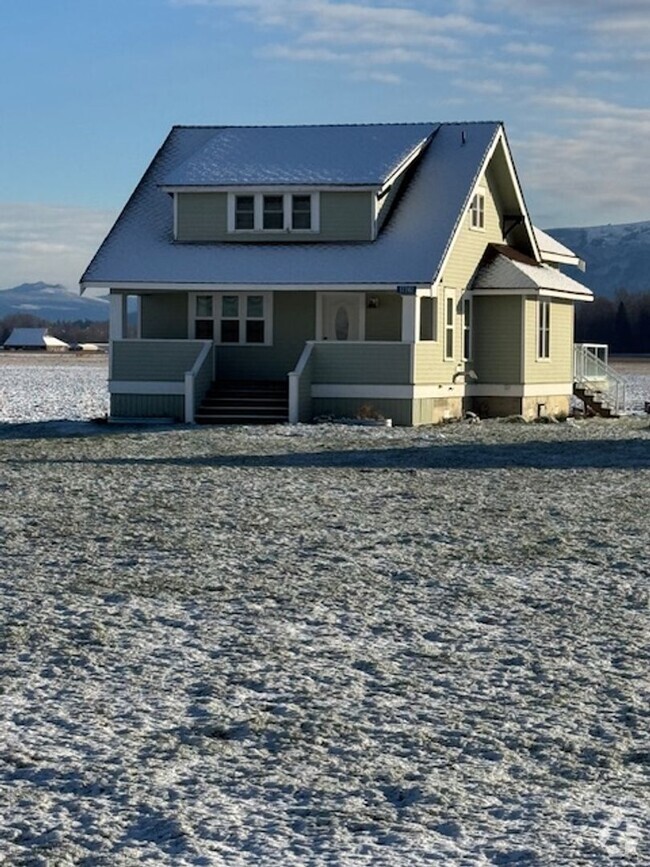 Building Photo - 4 Bedroom Farmhouse