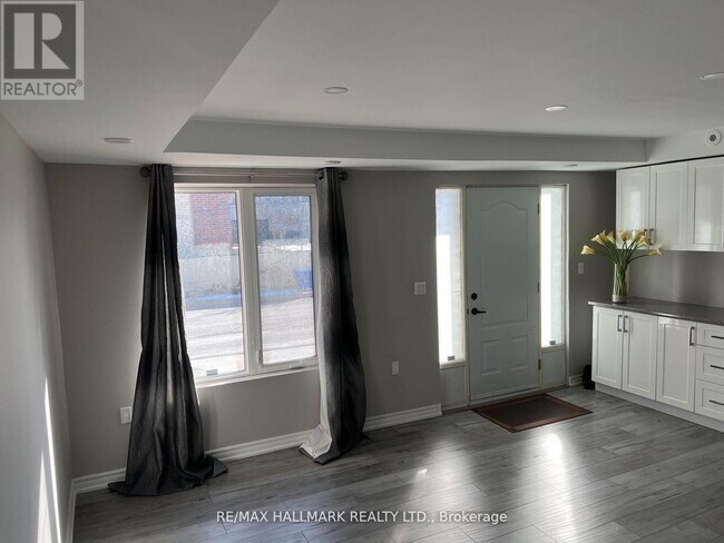 Photo - 3029 Finch Ave W
