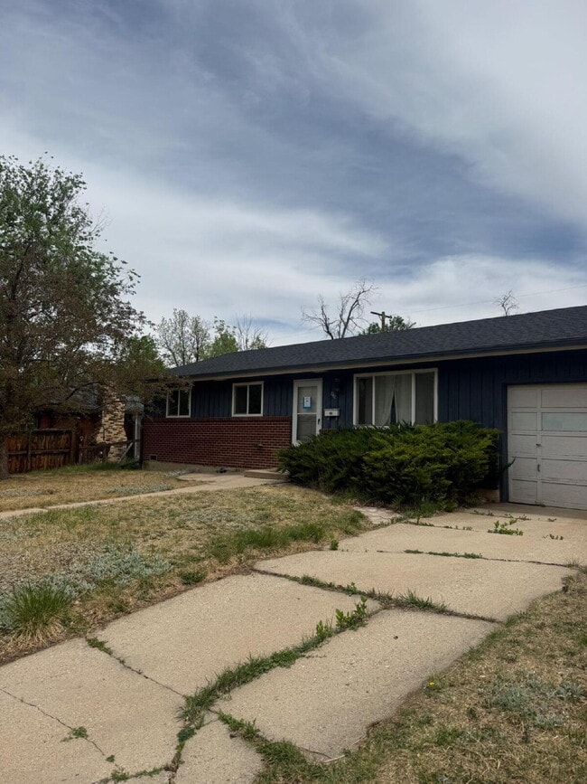 Building Photo - Charming Home Available Now!