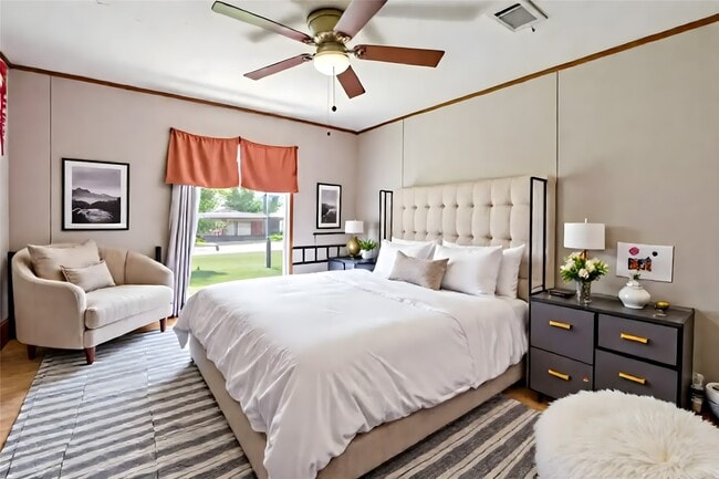 Building Photo - 1721 Main St