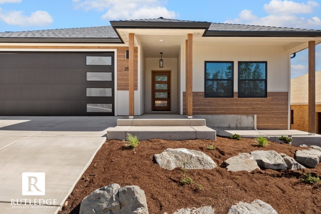 Building Photo - Exquisite 3 Bed / 2.5 Bath Home near the Eagle Point Golf Course!