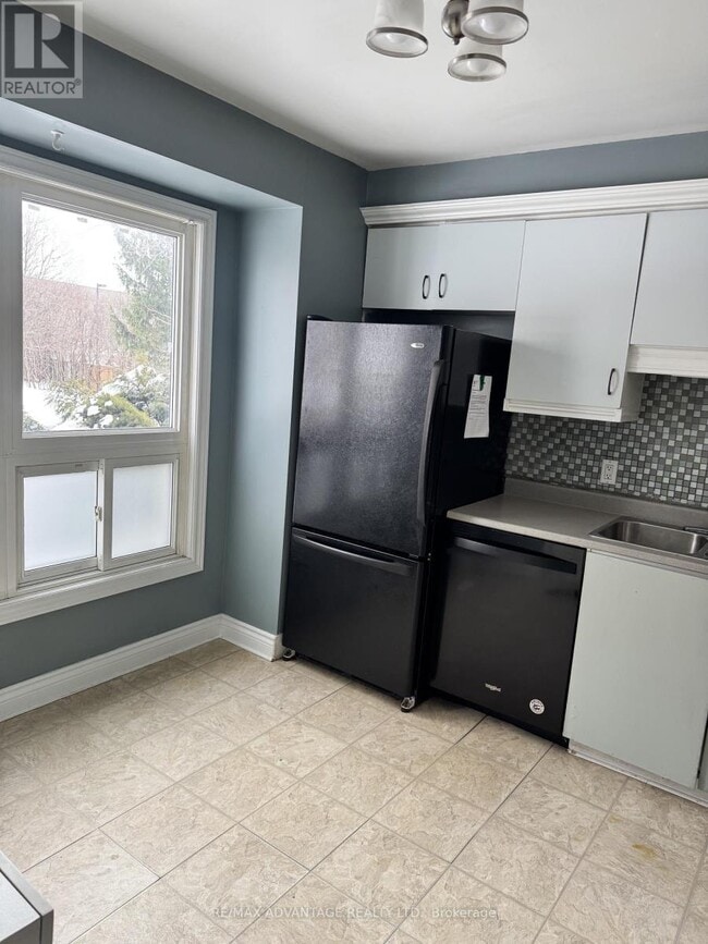 Photo - 89 Highview Ave E