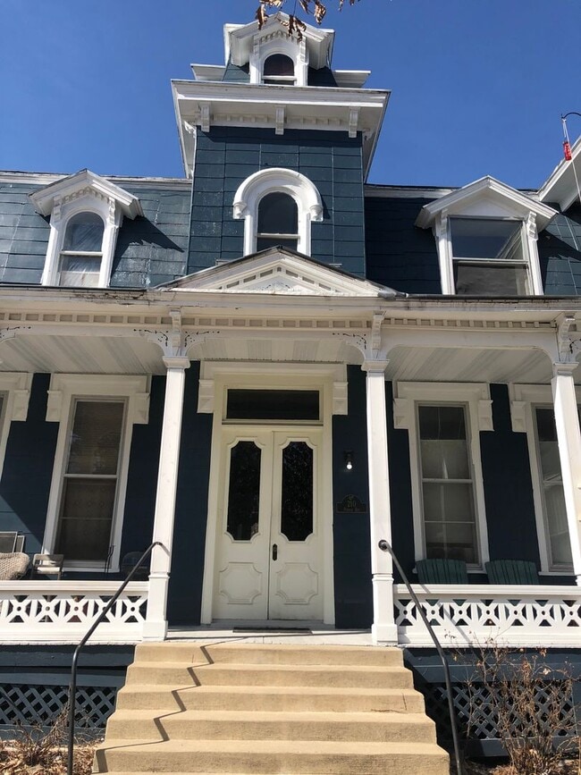 Building Photo - Historic, Upstairs One Bedroom Apartment Unit #5