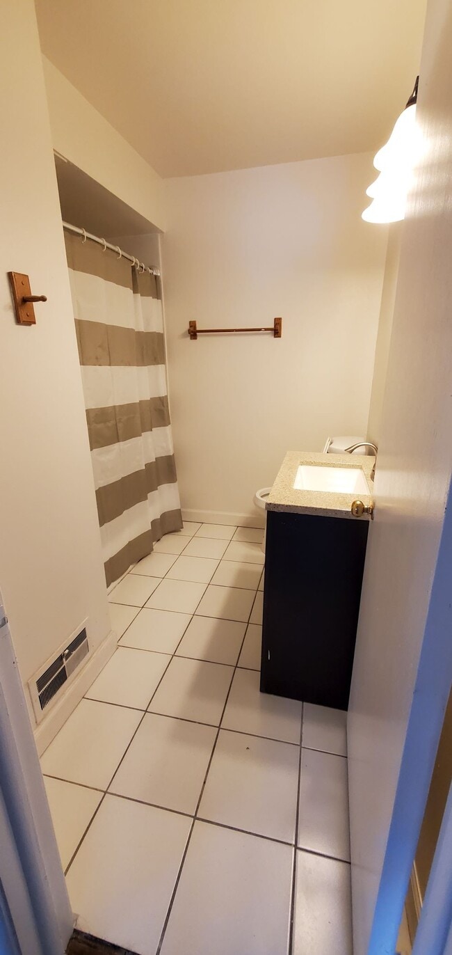 1 Bedroom - Upgraded Bathroom - Greenway Apartments