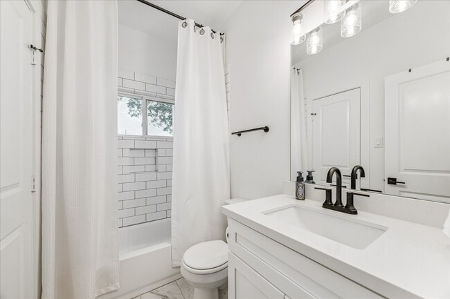 Photo - 105 W Whitney St