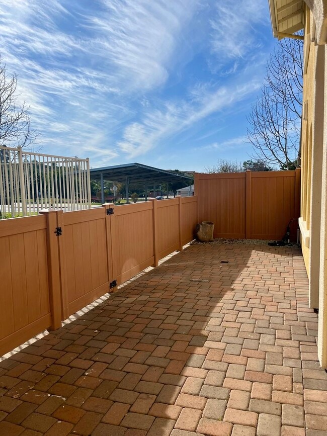 Building Photo - Beautiful 3 bed 2 bath townhome