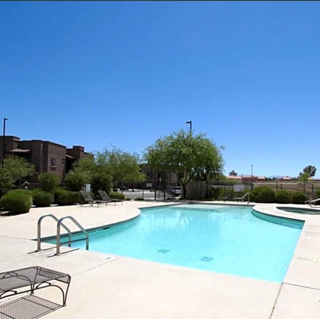 Community pool and spa - 2028 E River Rd Condo Unit Placeta Escondida