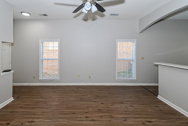 Photo - 1197 Travers Ln