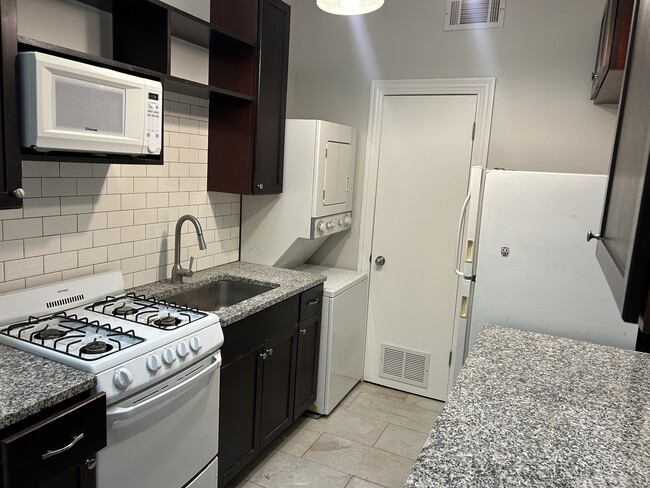 Photo - 137 S Batavia Ave Unidad D