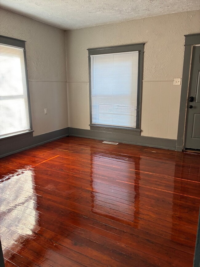 Photo - 230 W Comanche St