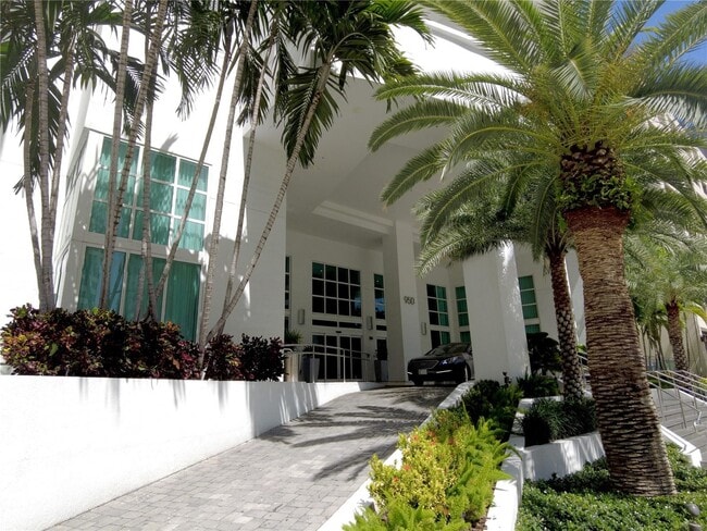 Building Photo - 950 Brickell Bay Dr Unit 5404