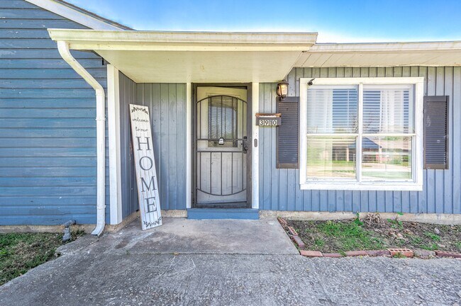 Photo - 3910 Luca St