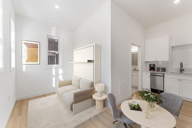 Building Photo - 306 Varick St Unit Studio