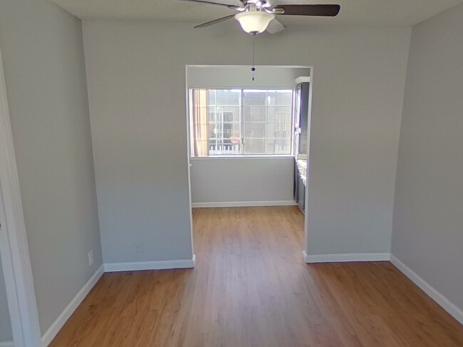 Photo - Colonial Way Apartments