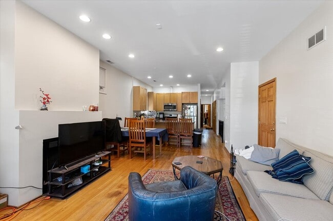 Photo - 2338 N Greenview Ave Unit 1