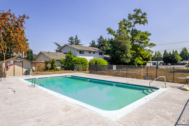 Building Photo - King Manor in Milwaukie Rental