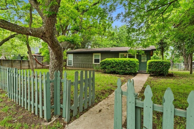 Building Photo - 3000 Fontana Dr Rental