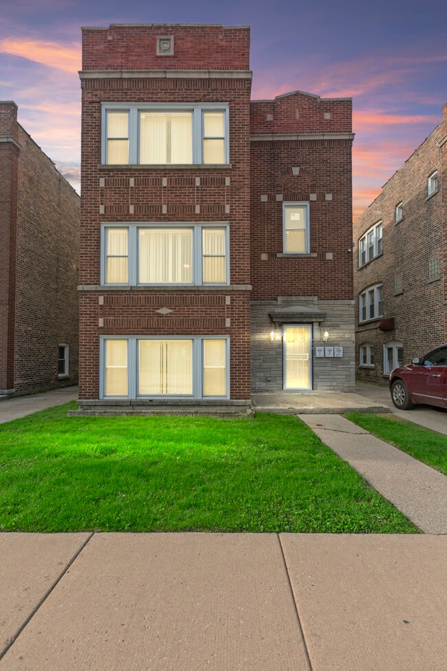 Building Photo - 323 Memorial Dr