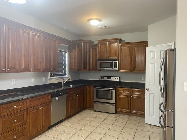 Building Photo - Townhome * Convenient to 1-20